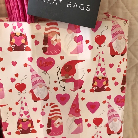 Valentine's Day Gnome Gift Set - Picture 2 of 4